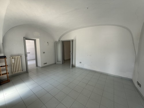 P  R  E  Z  Z  O       R  I  B  A  S  S  A  T  O  -  Centrale e Visibile Locale con 5 Ingressi
